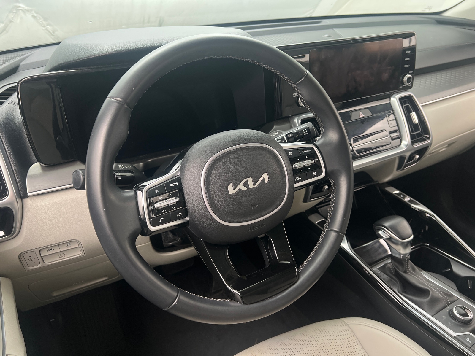 Thumbnail: 2023 Kia Sorento - 4