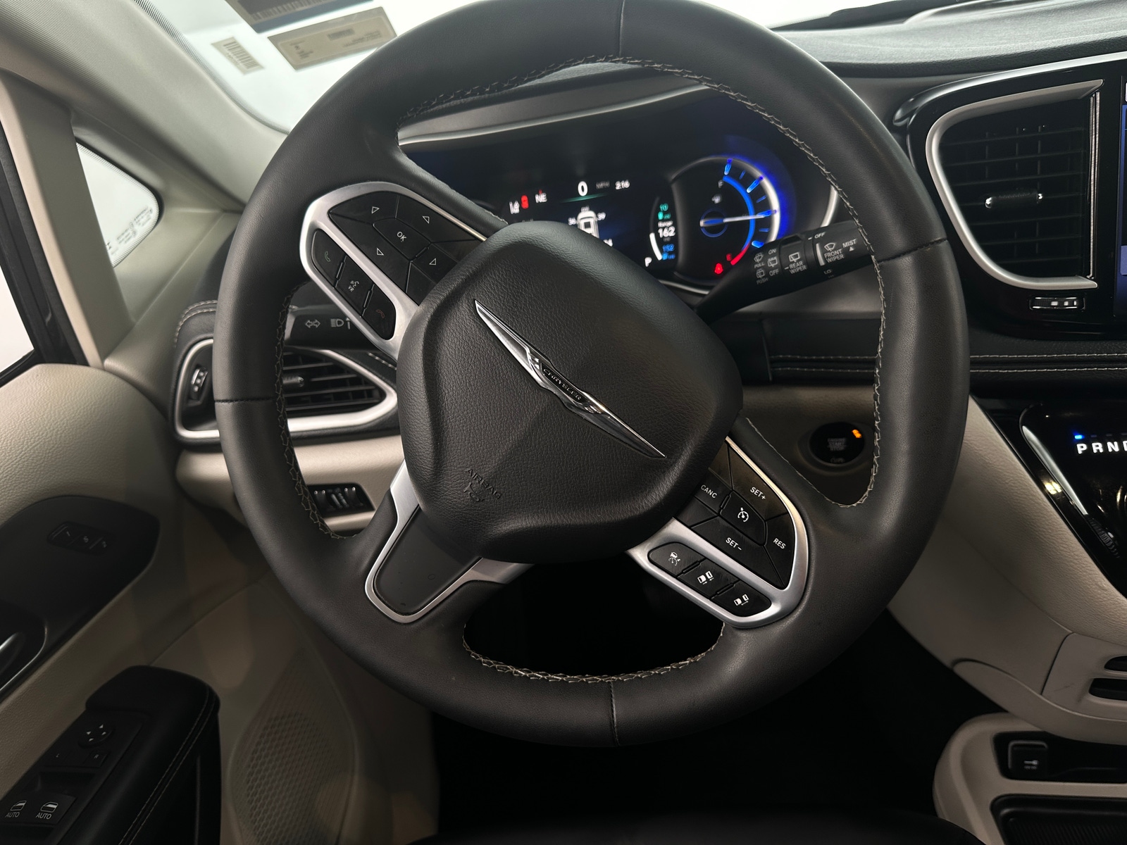 Thumbnail: 2023 Chrysler Pacifica - 4