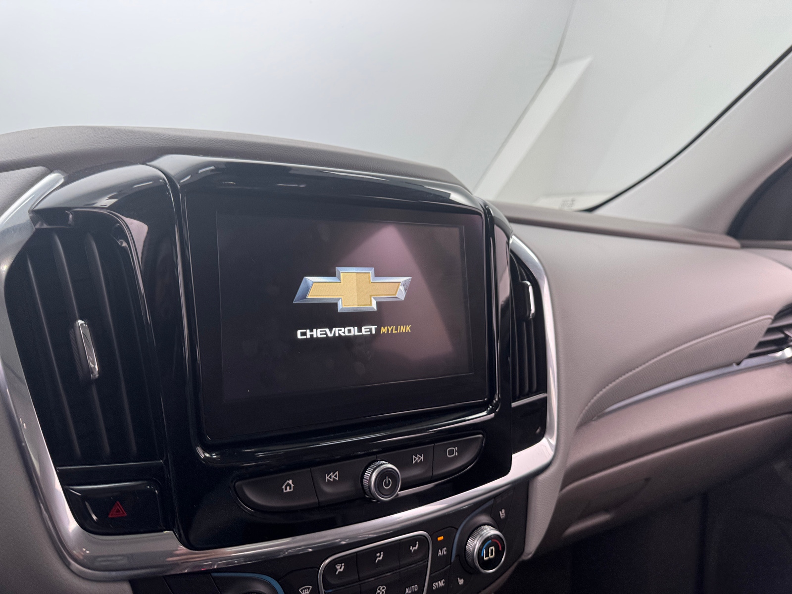 Thumbnail: 2018 Chevrolet Traverse - 3