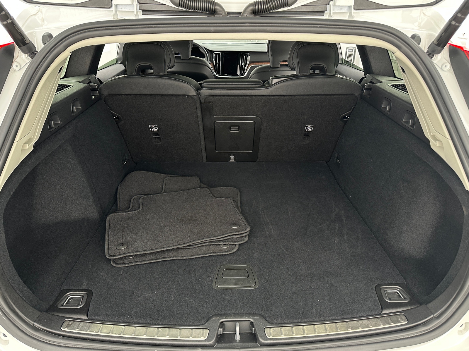 Thumbnail: 2025 Volvo V60 - 6