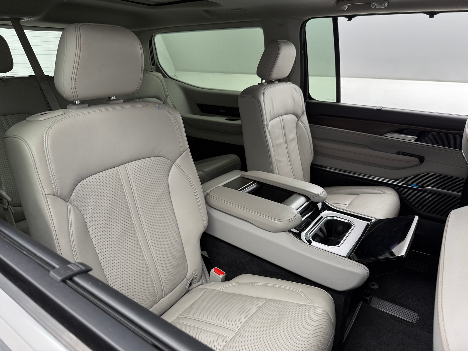 Thumbnail: 2022 Jeep Grand Wagoneer - 5