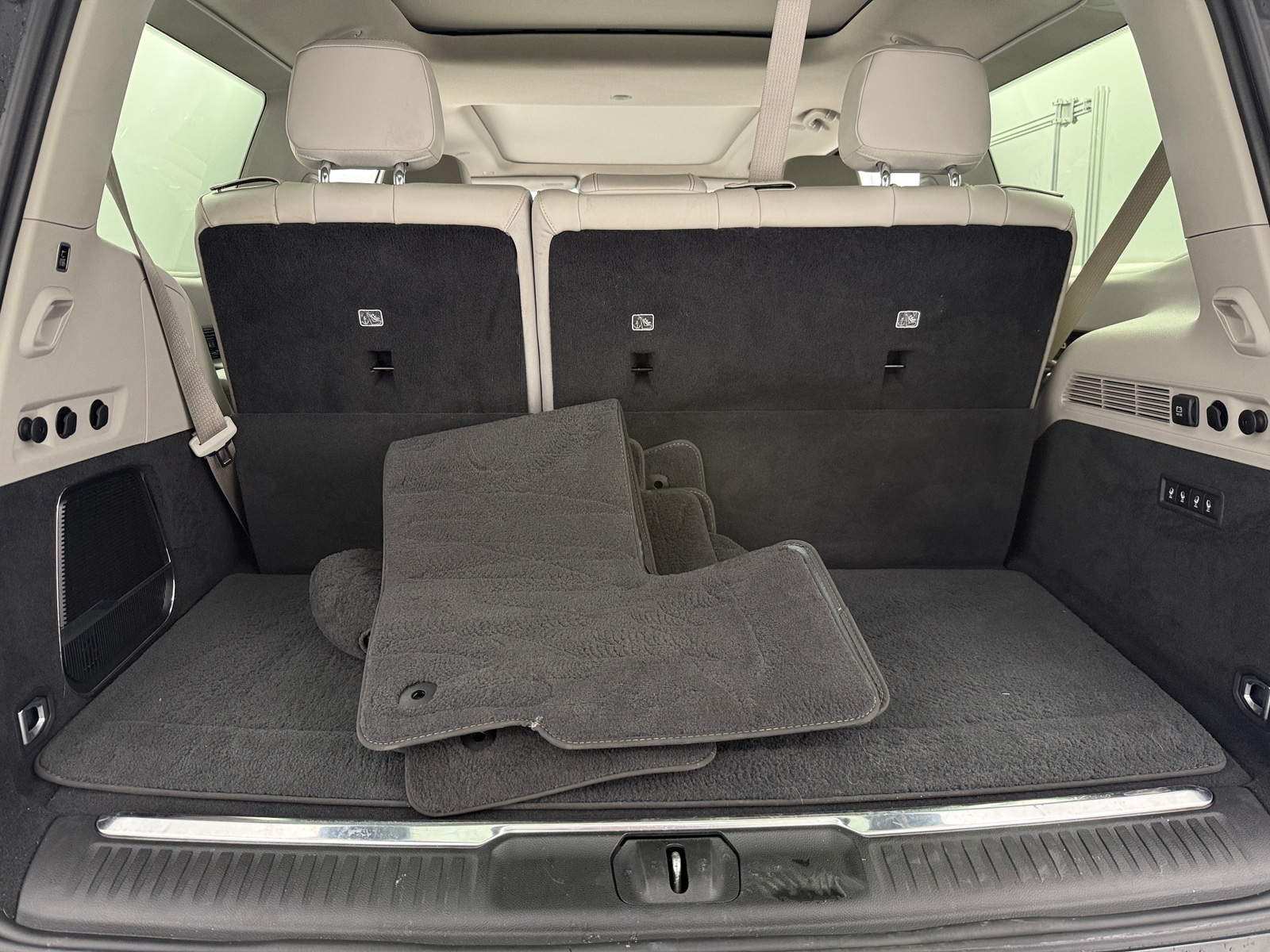 Thumbnail: 2022 Jeep Grand Wagoneer - 6