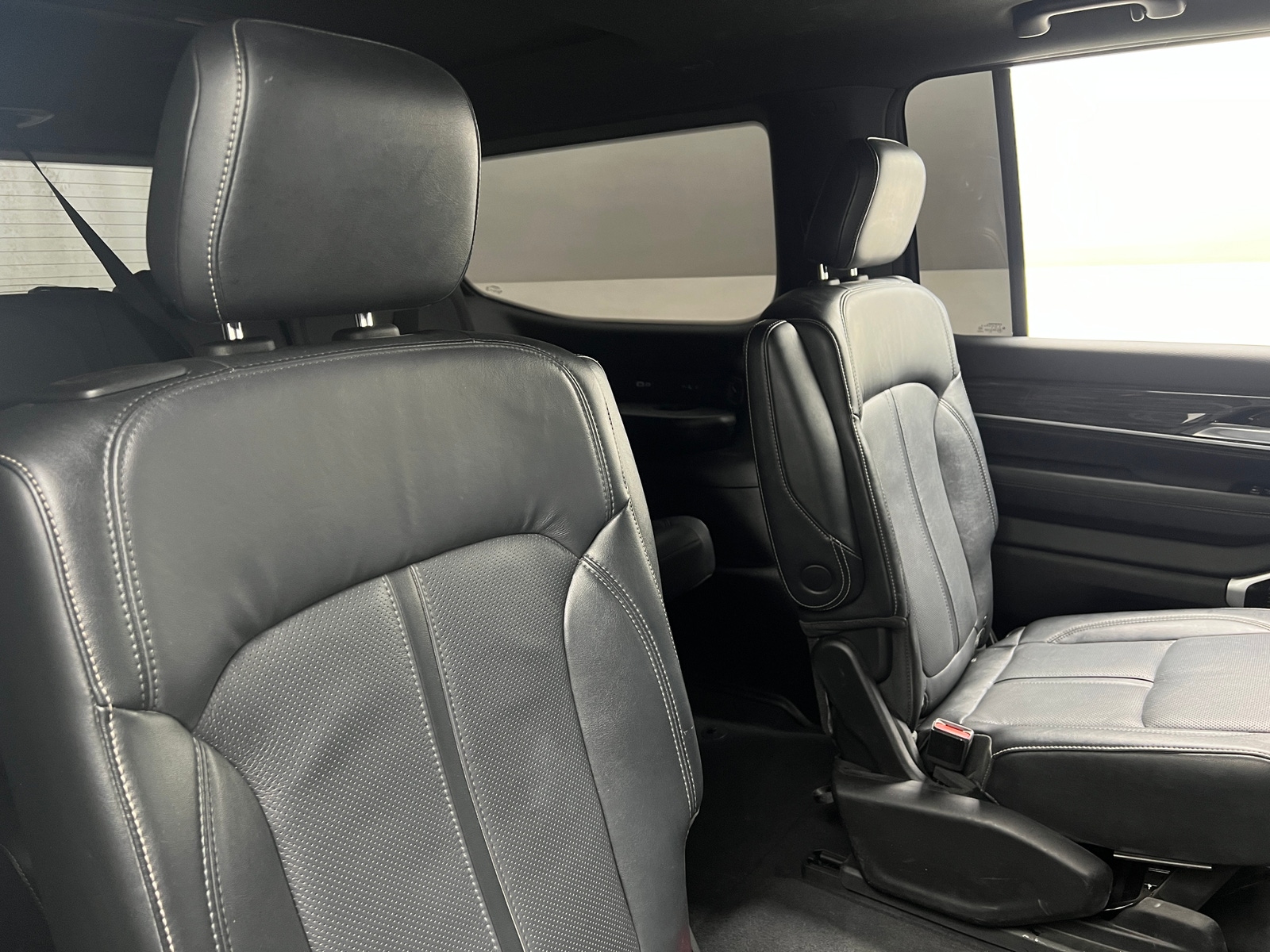 Thumbnail: 2022 Jeep Wagoneer - 5