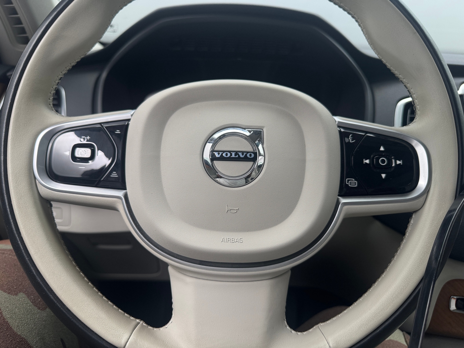 Thumbnail: 2022 Volvo XC90 - 4