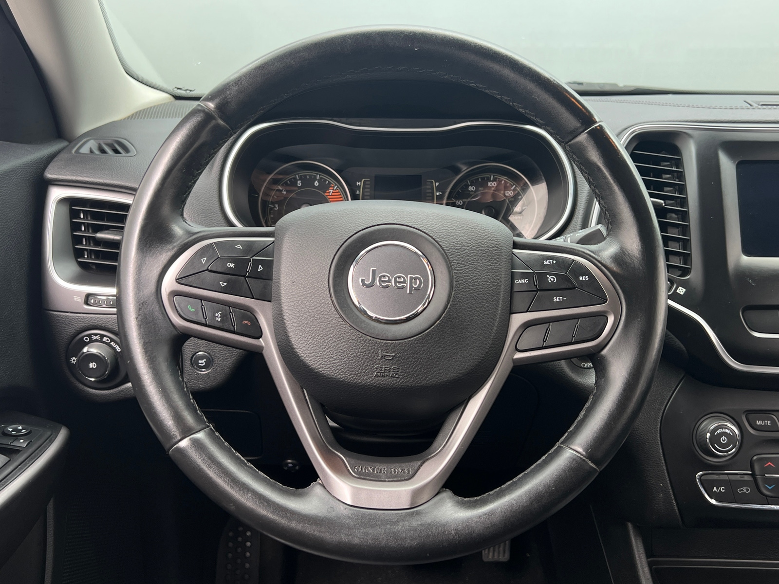 Thumbnail: 2019 Jeep Cherokee - 5