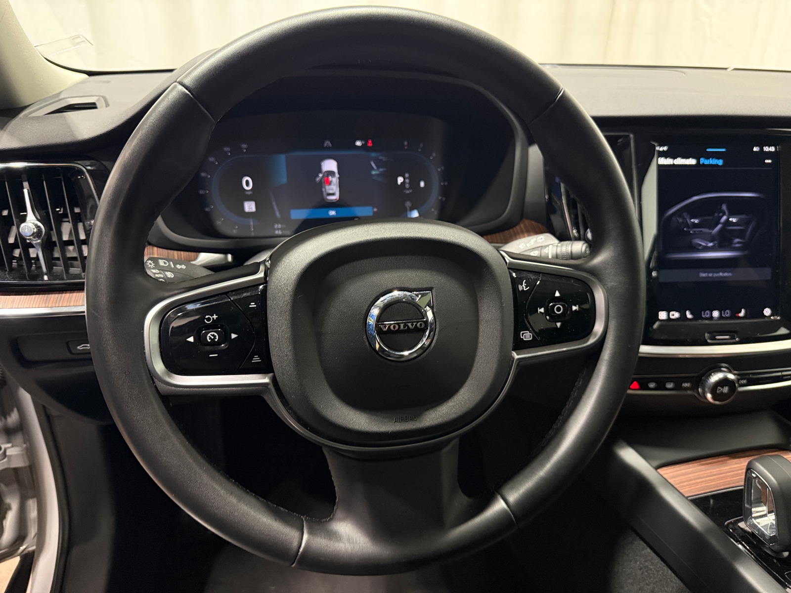 Thumbnail: 2025 Volvo V60 - 4