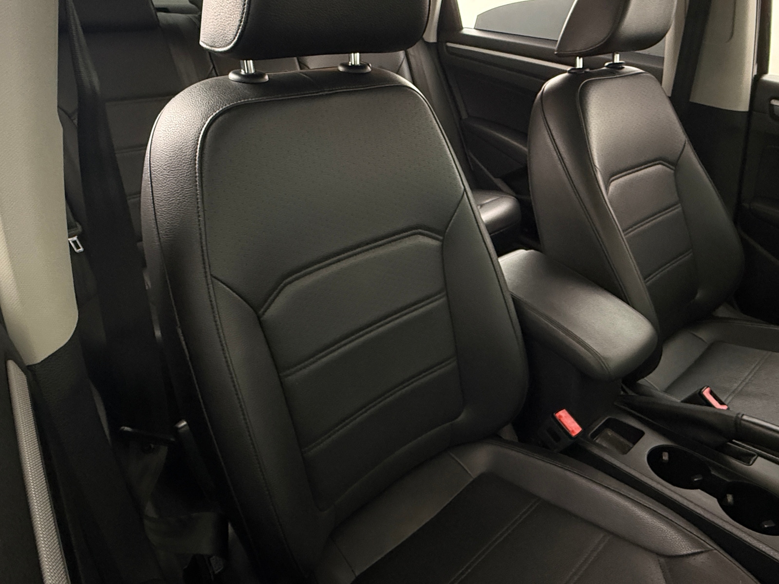 Thumbnail: 2016 Volkswagen Passat - 2