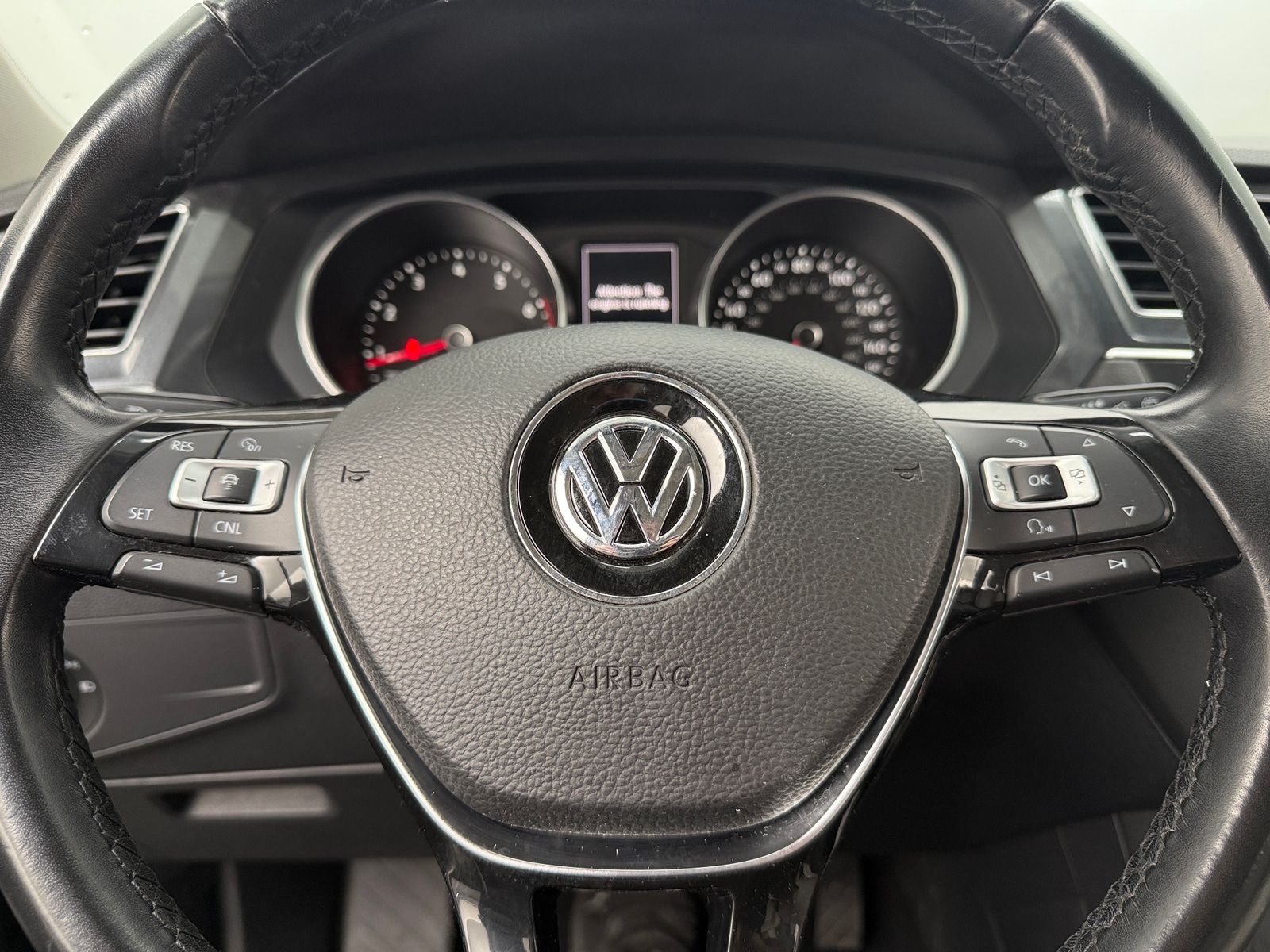 Thumbnail: 2018 Volkswagen Tiguan - 4