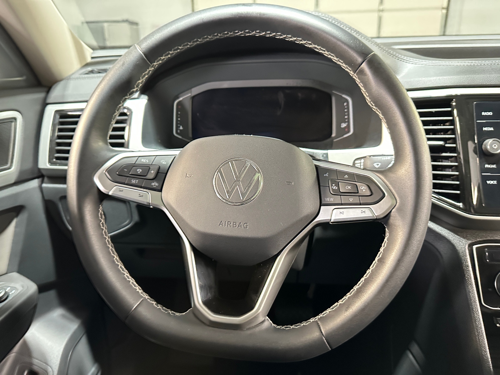 Thumbnail: 2023 Volkswagen Atlas - 4