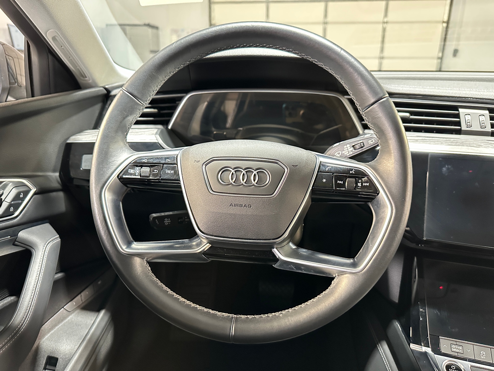 Thumbnail: 2022 Audi e-tron - 4