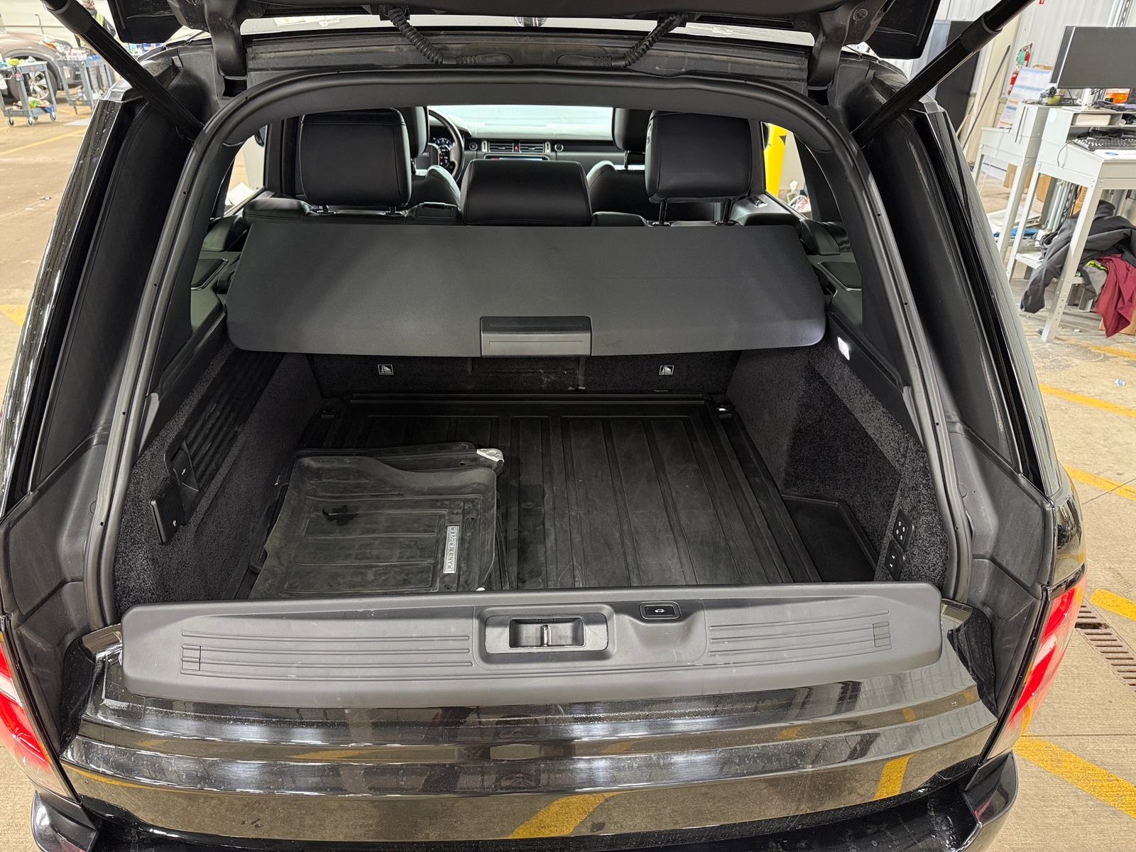 Thumbnail: 2020 Land Rover Range Rover - 6