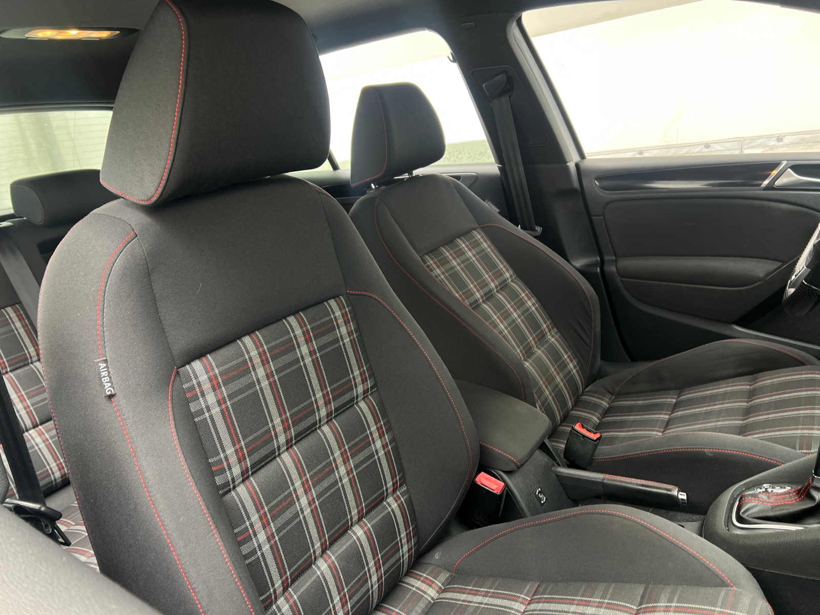 Thumbnail: 2011 Volkswagen Golf - 2