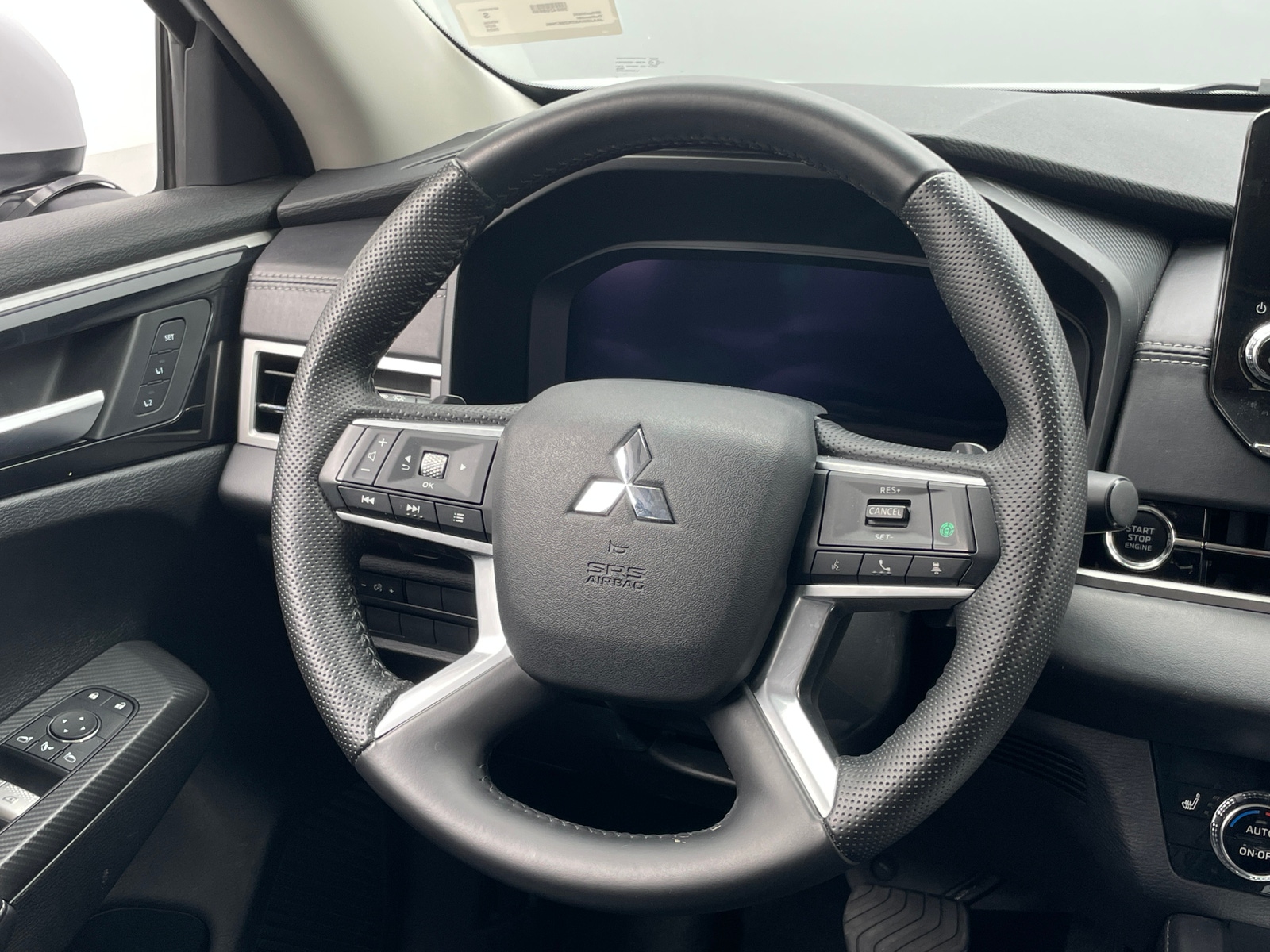 Thumbnail: 2024 Mitsubishi Outlander - 4