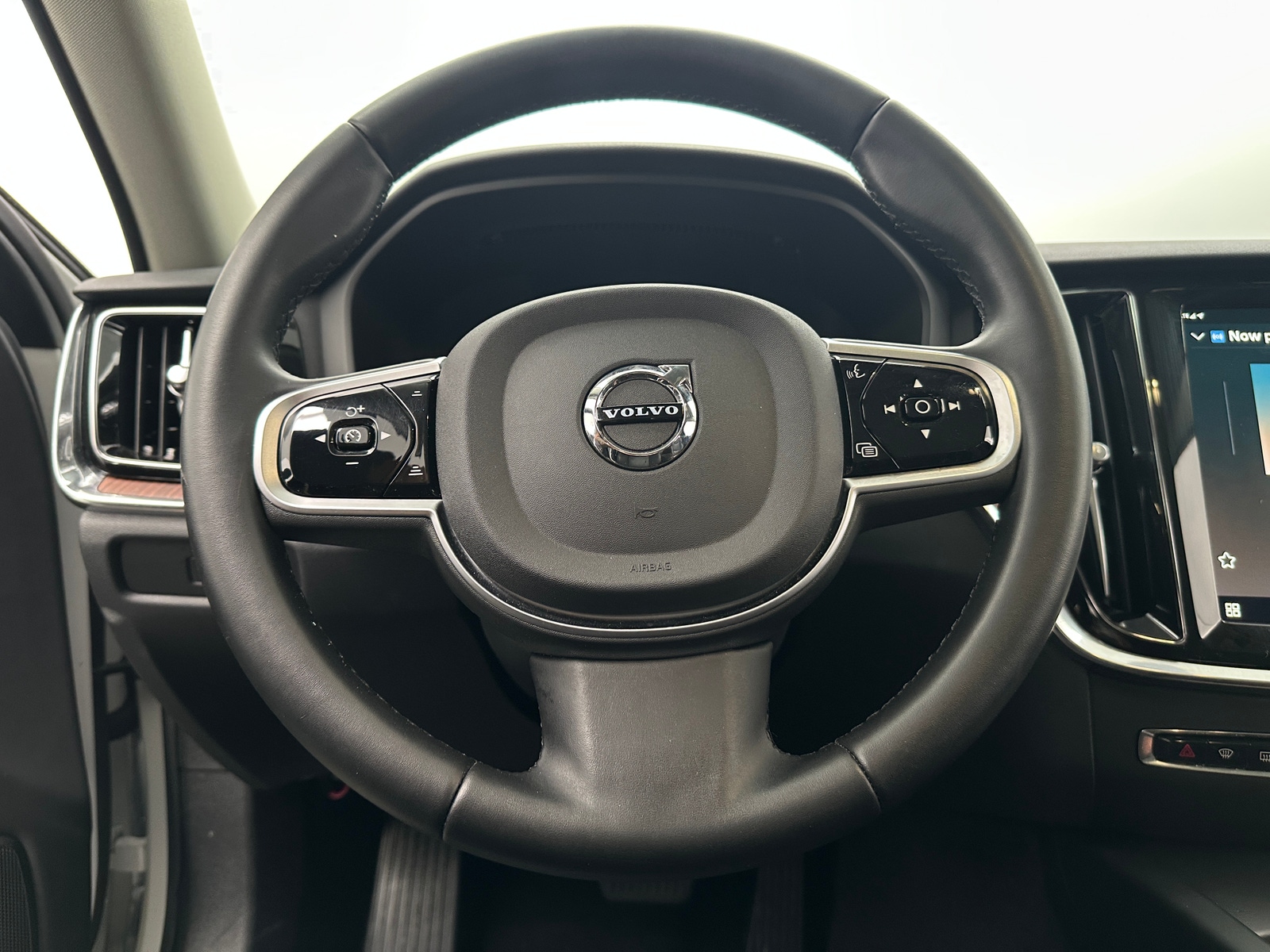 Thumbnail: 2025 Volvo V60 - 4