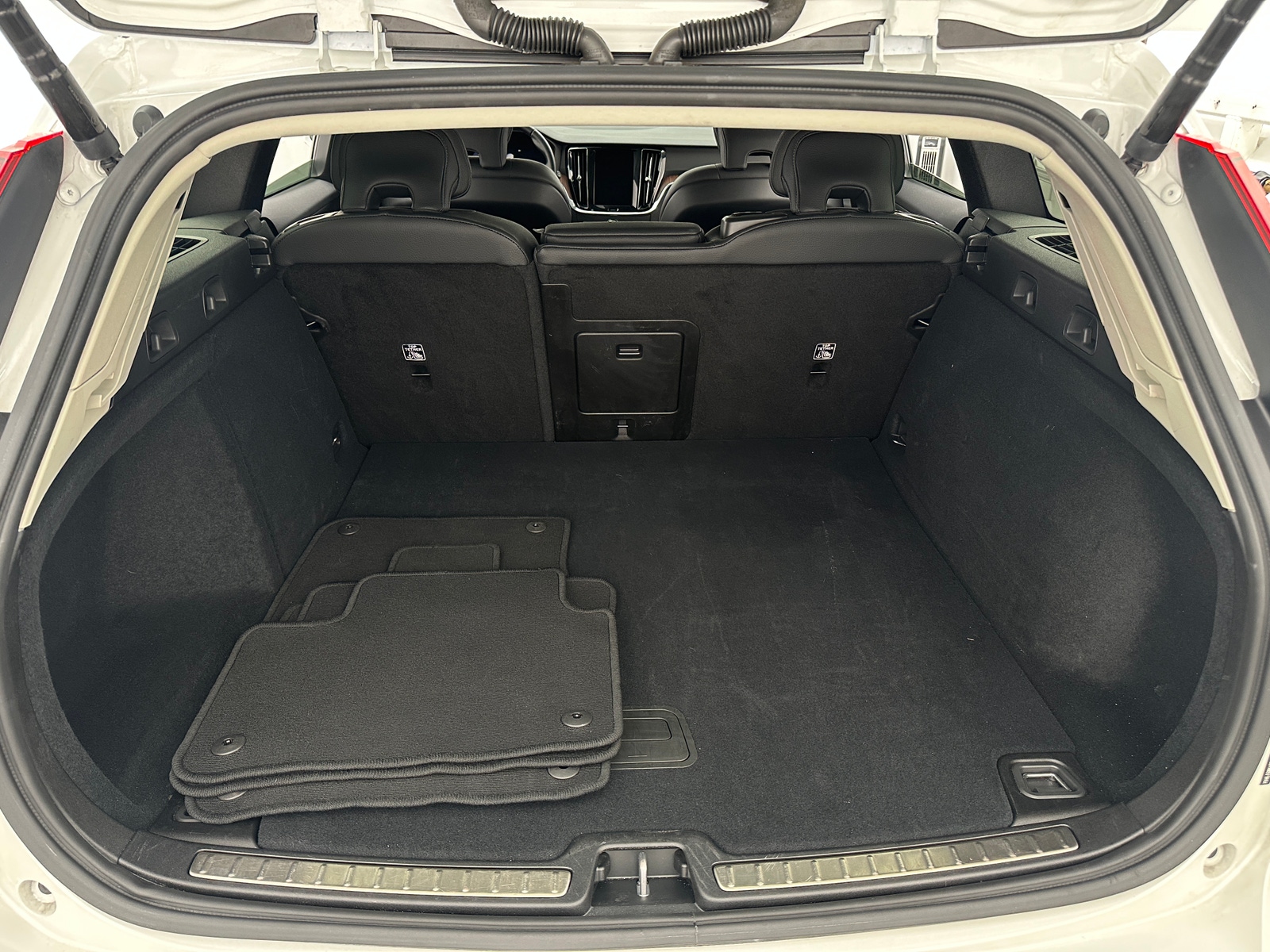 Thumbnail: 2025 Volvo V60 - 6