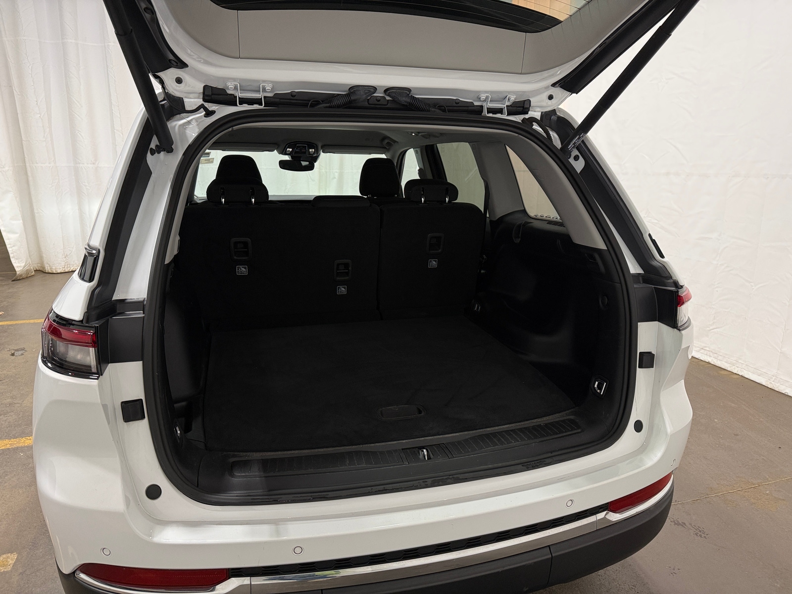 Thumbnail: 2023 Jeep Grand Cherokee - 7