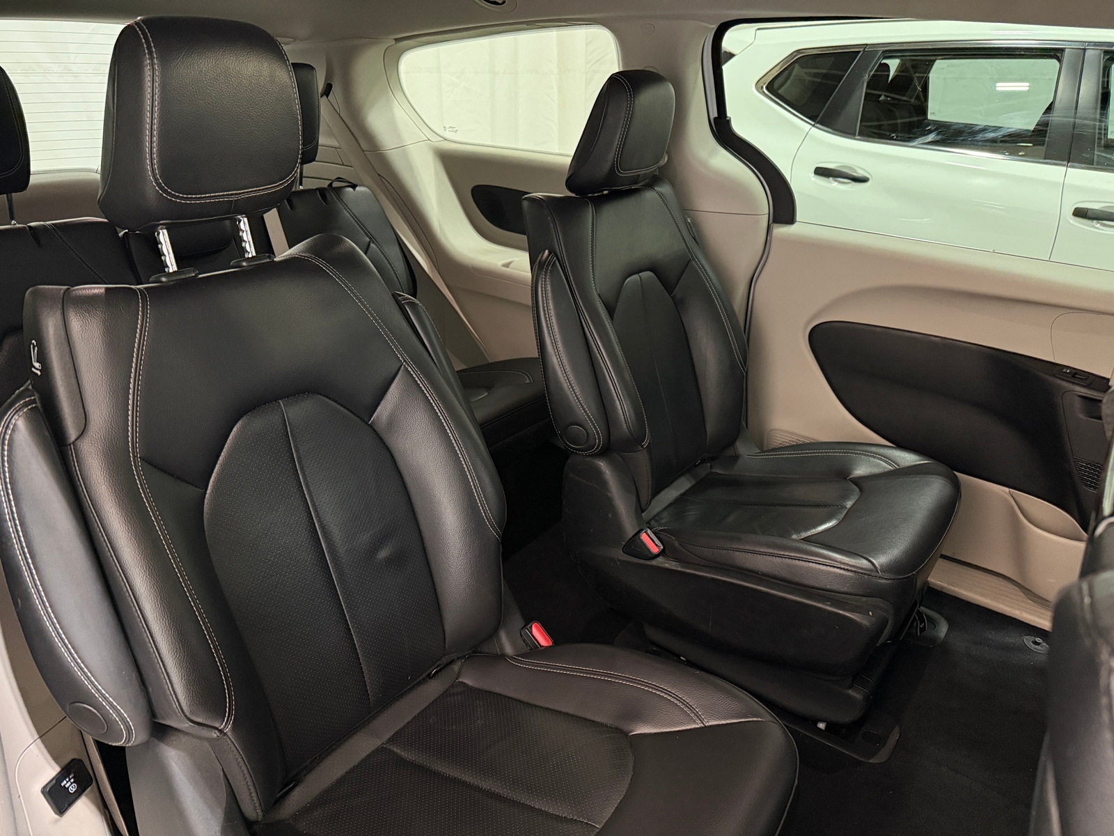 Thumbnail: 2022 Chrysler Pacifica - 5