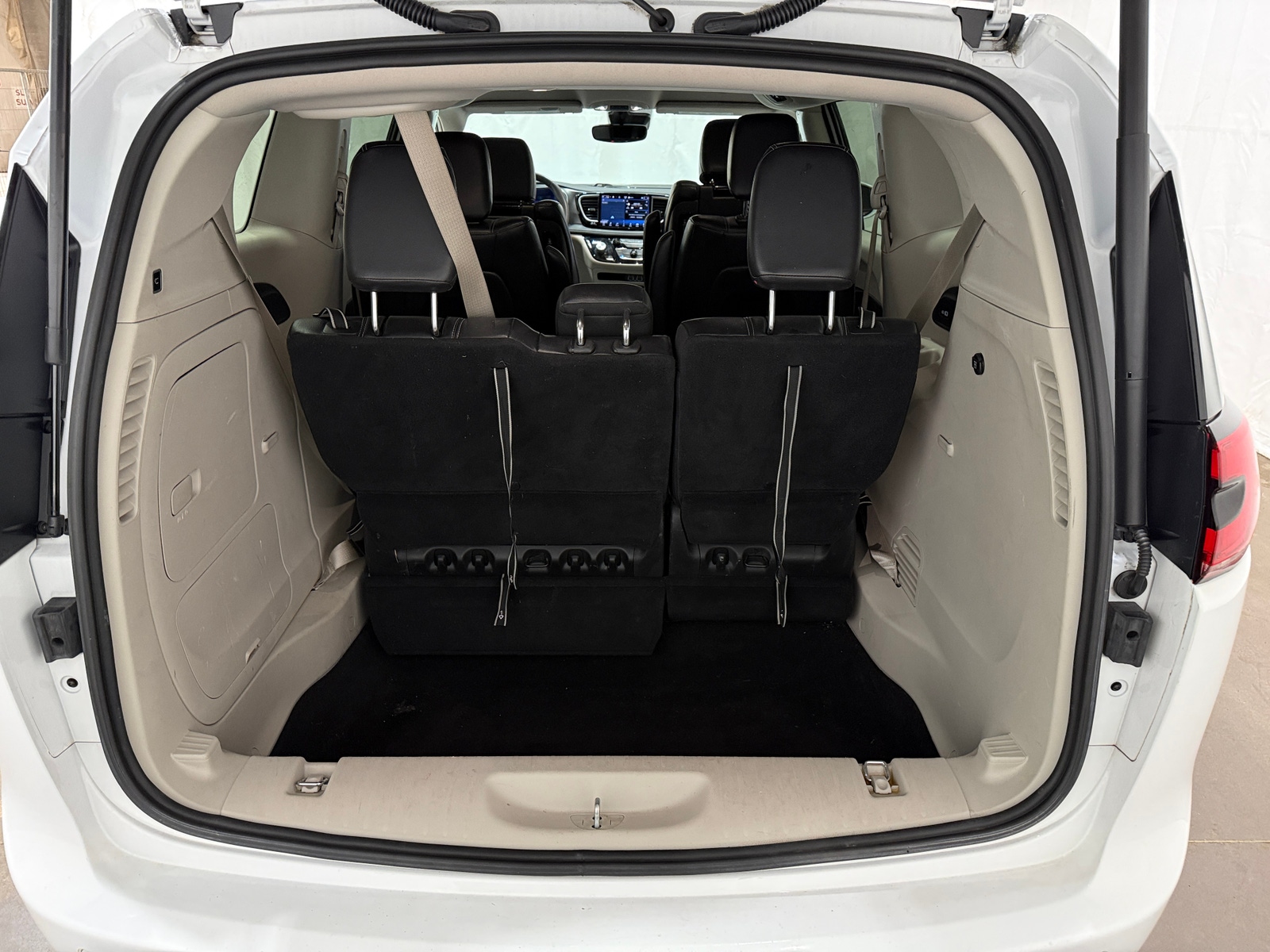 Thumbnail: 2022 Chrysler Pacifica - 6