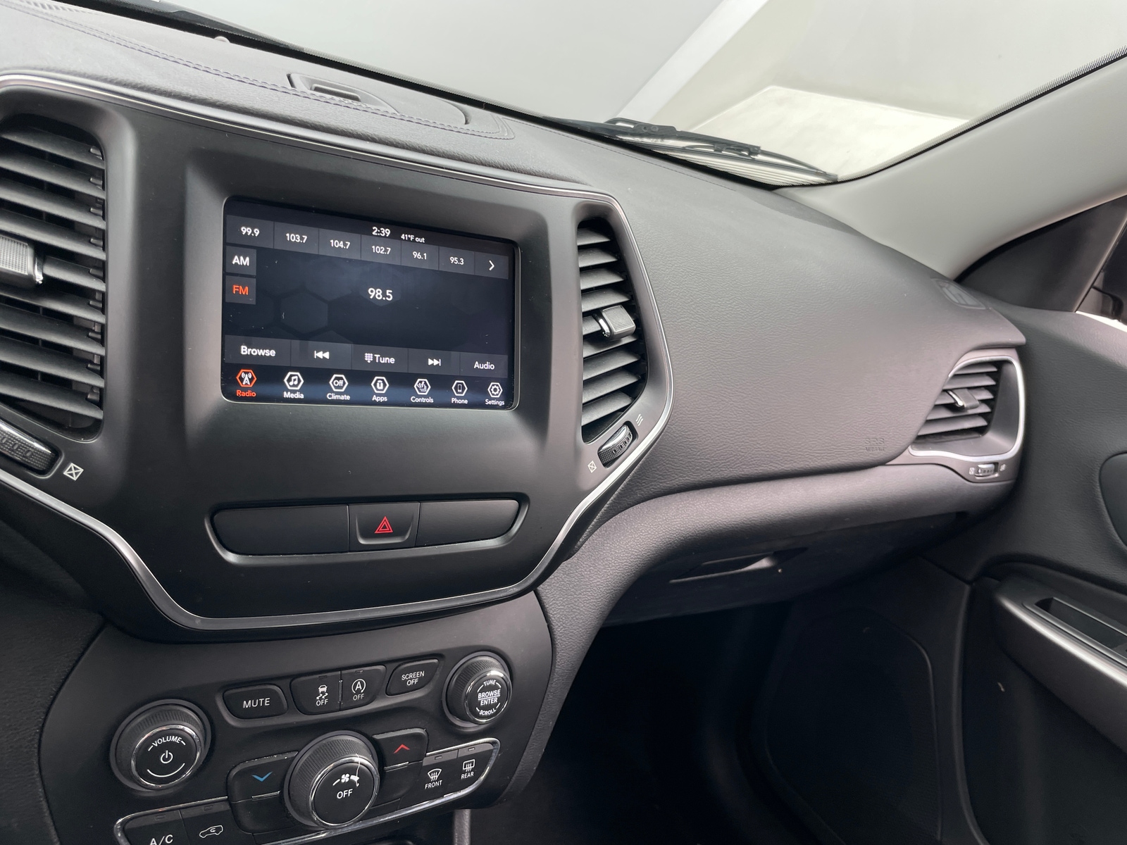 Thumbnail: 2019 Jeep Cherokee - 4