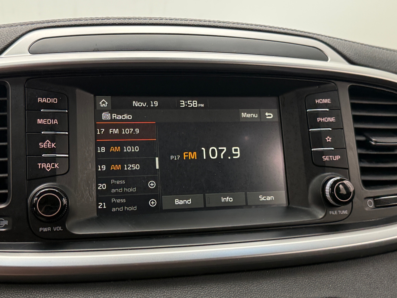 Thumbnail: 2020 Kia Sorento - 3