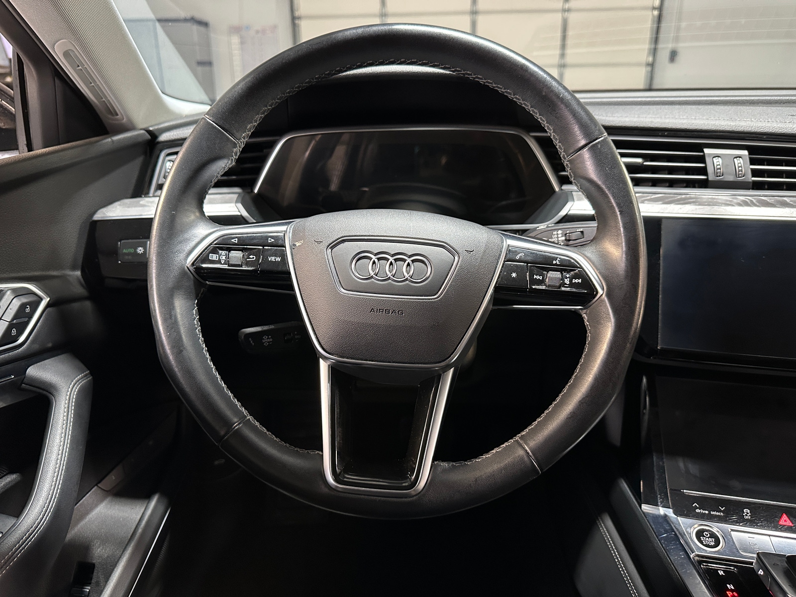 Thumbnail: 2022 Audi e-tron S - 4