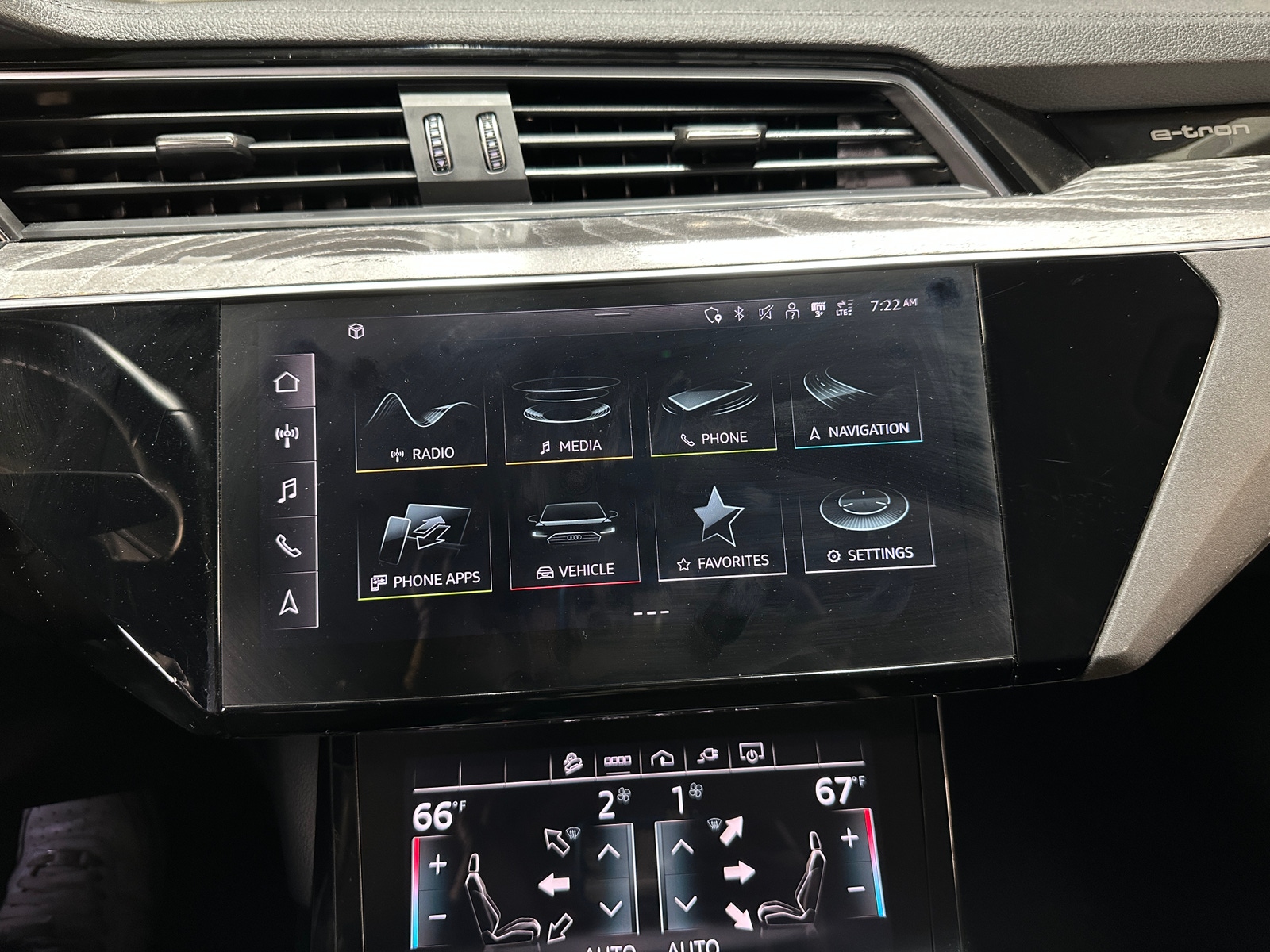 Thumbnail: 2022 Audi e-tron S - 3