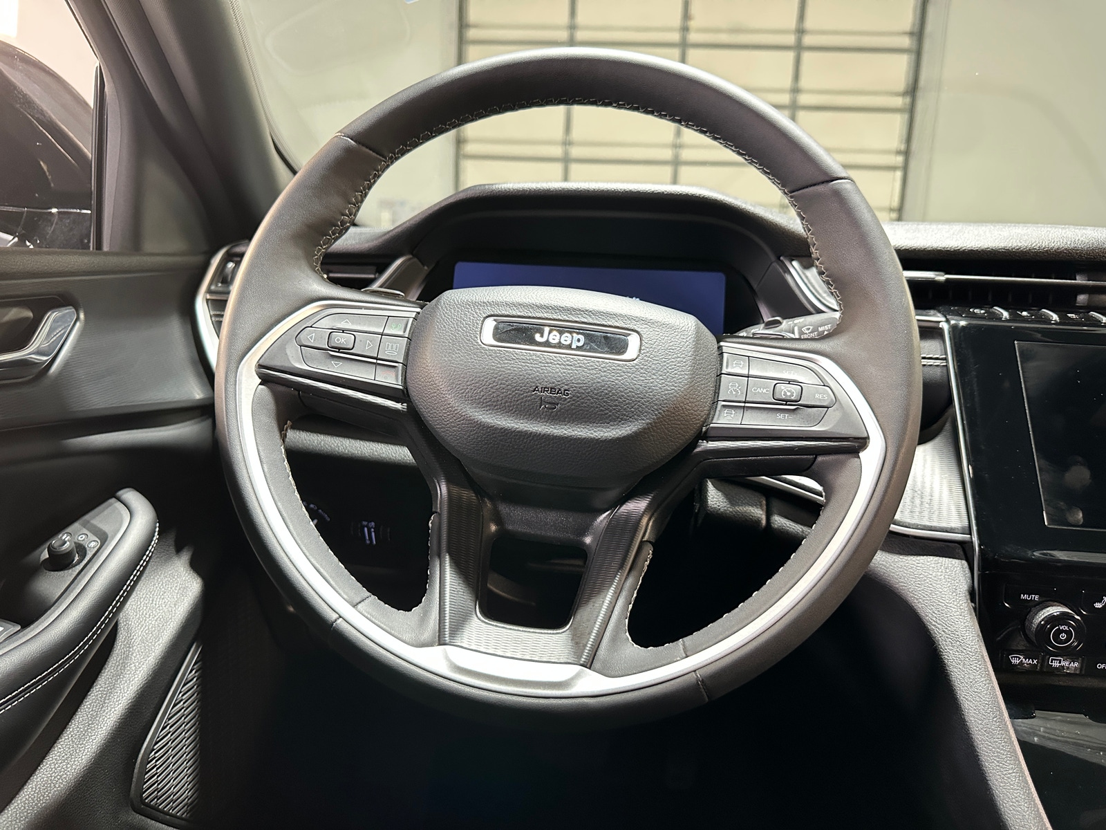 Thumbnail: 2024 Jeep Grand Cherokee L - 5