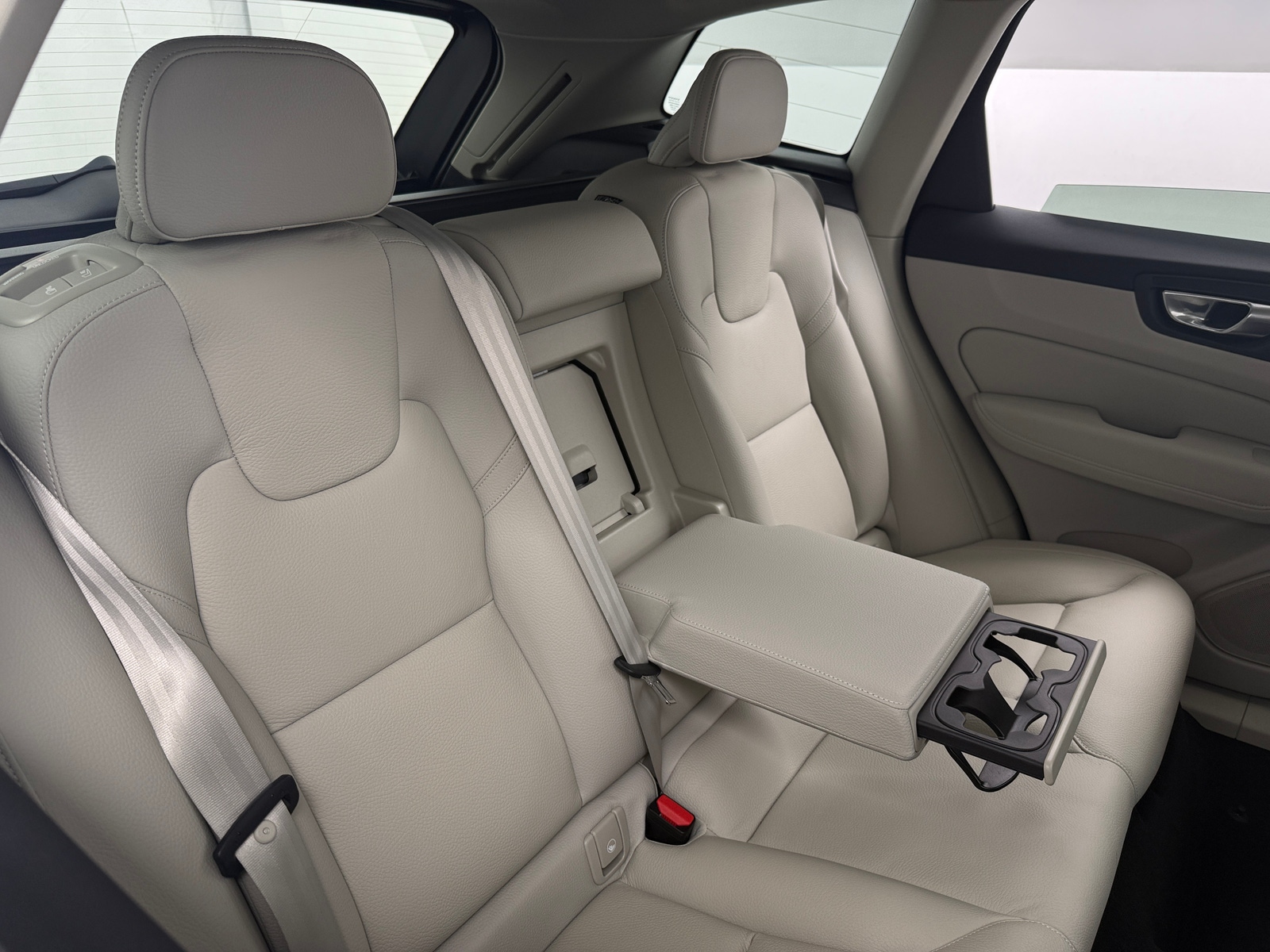 Thumbnail: 2022 Volvo XC60 - 6