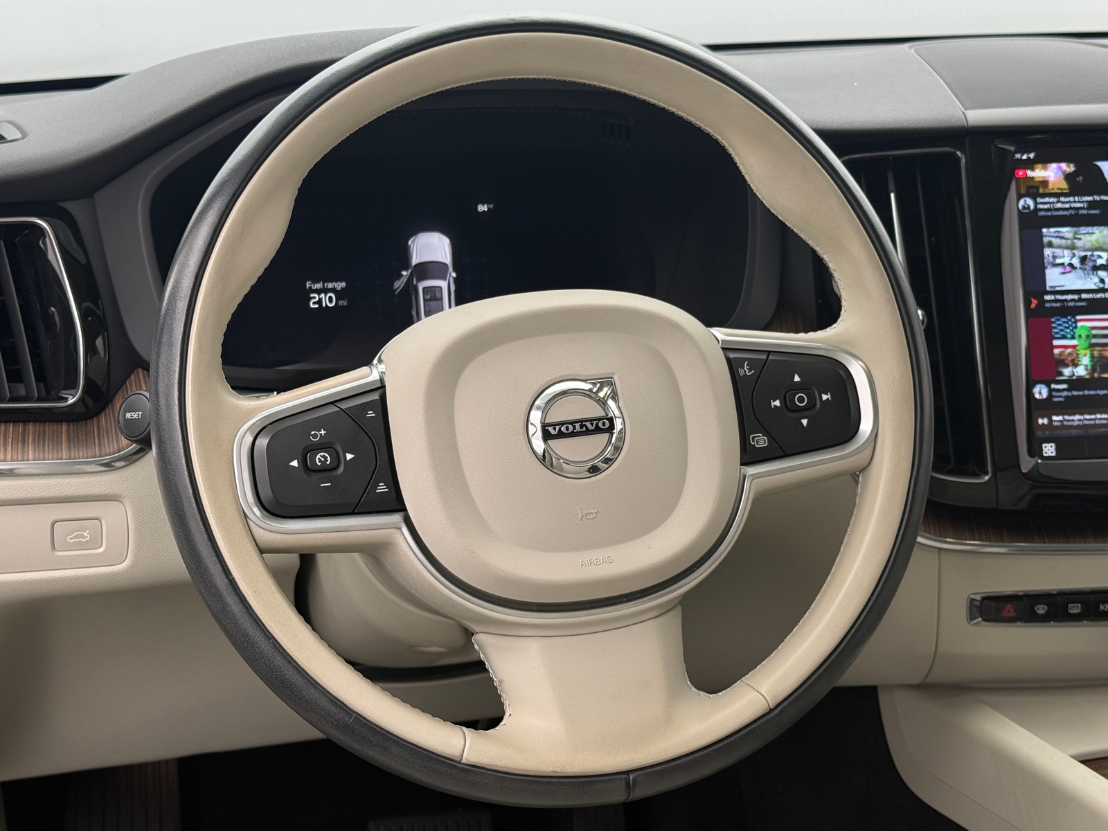 Thumbnail: 2022 Volvo XC60 - 5