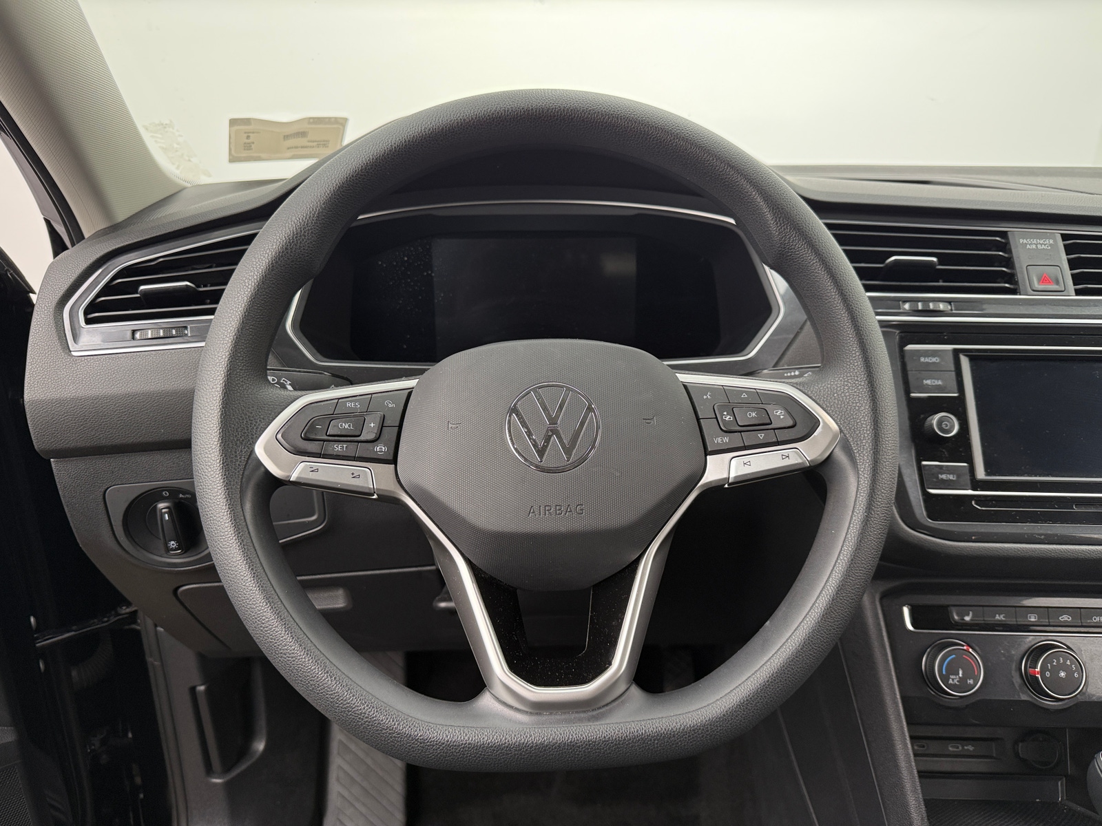 Thumbnail: 2022 Volkswagen Tiguan - 5