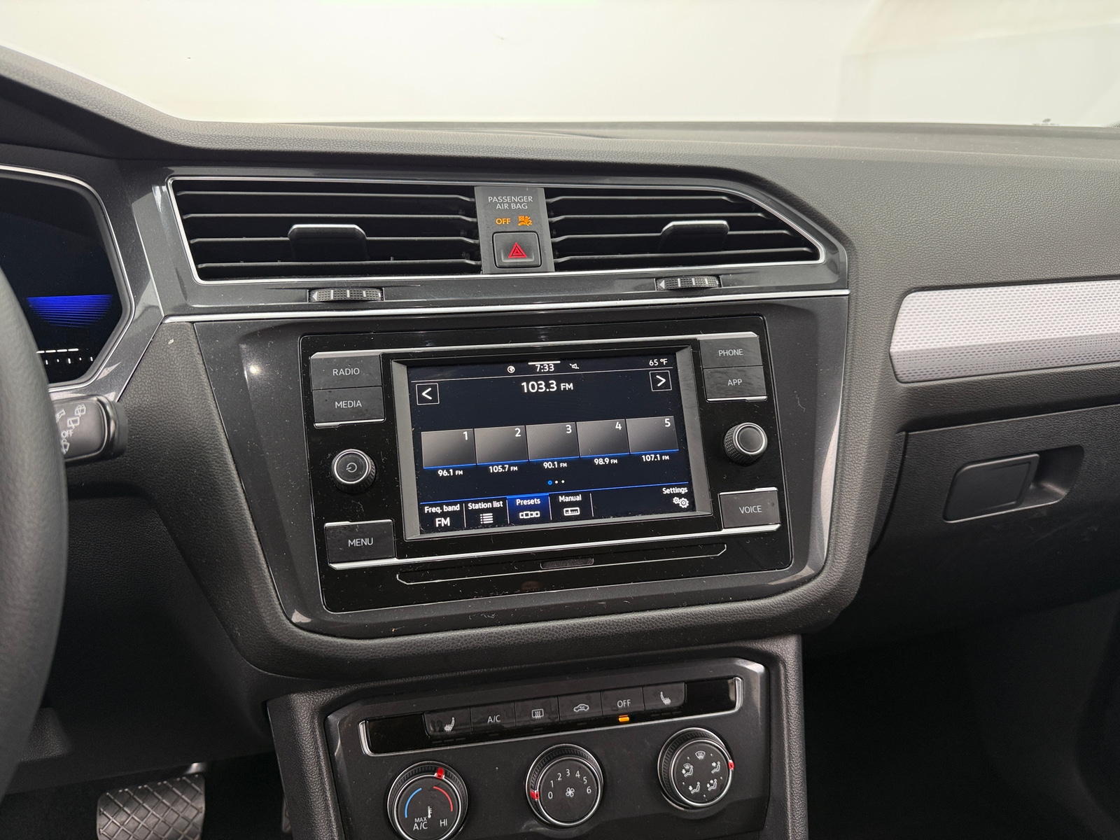 Thumbnail: 2022 Volkswagen Tiguan - 4