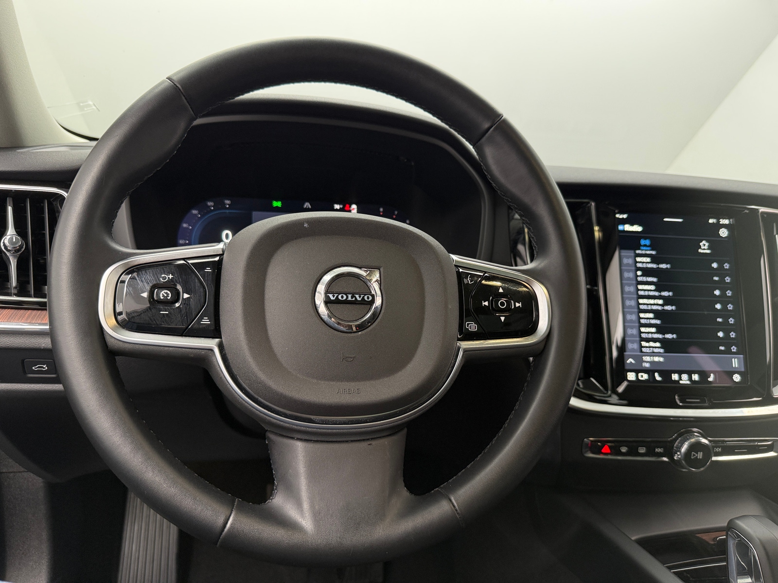 Thumbnail: 2025 Volvo V60 - 4