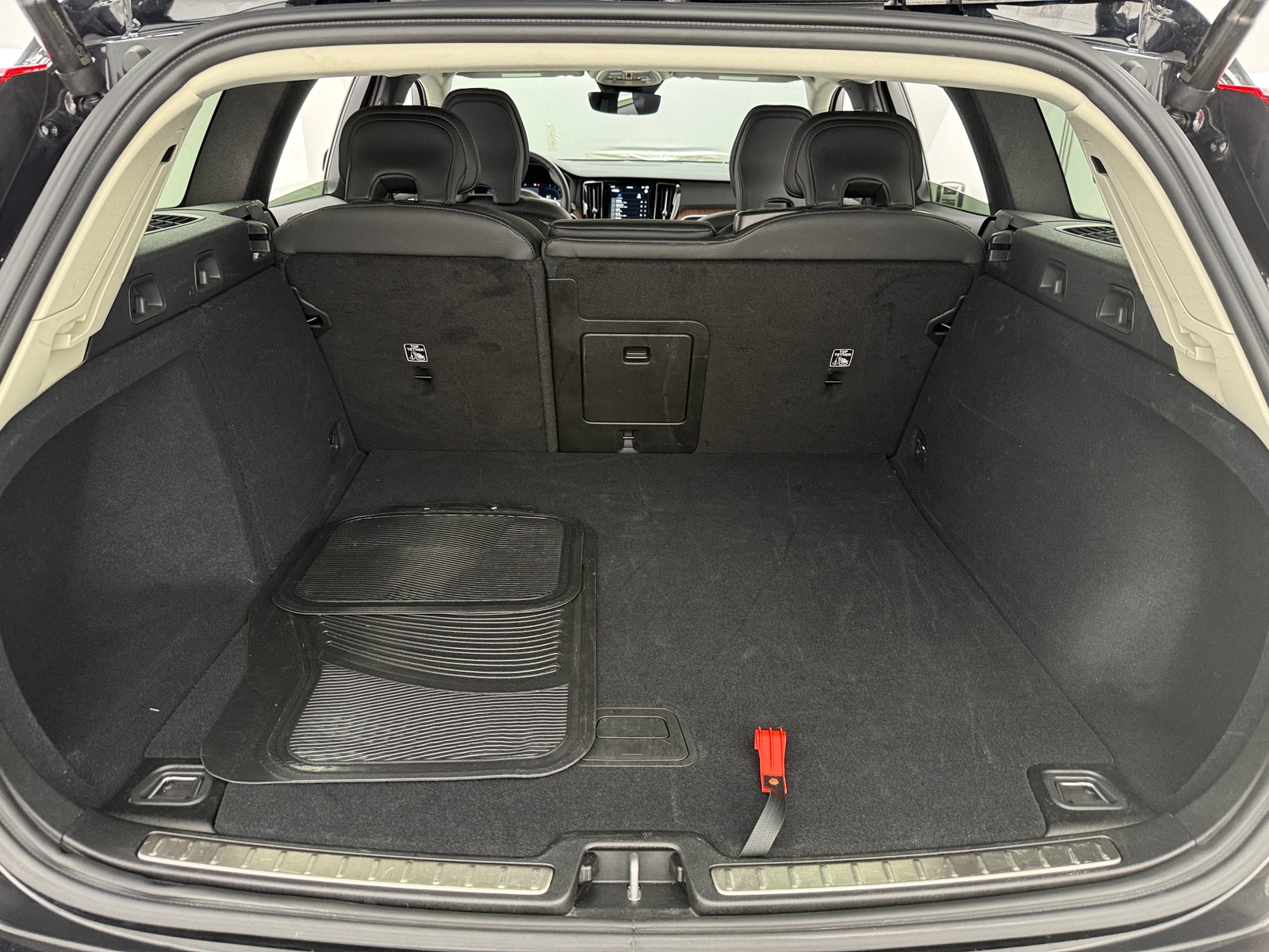 Thumbnail: 2025 Volvo V60 - 6