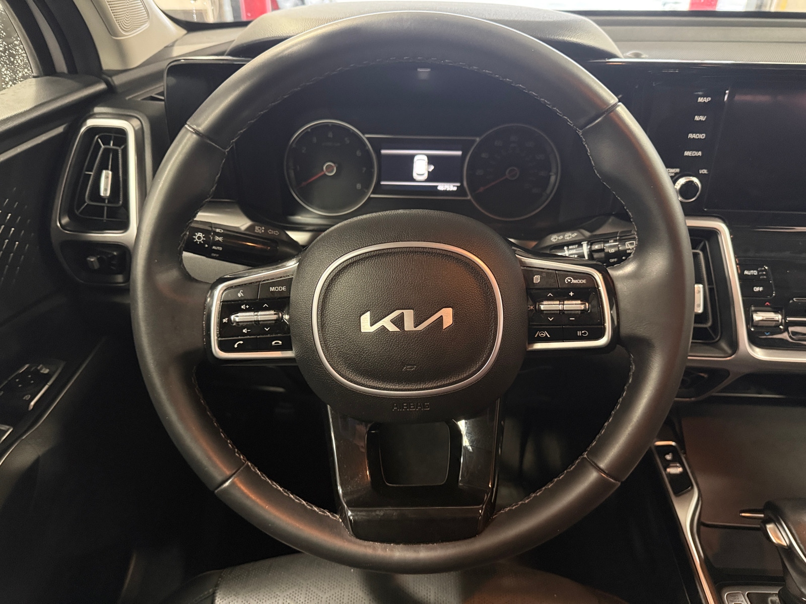 Thumbnail: 2023 Kia Sorento - 4