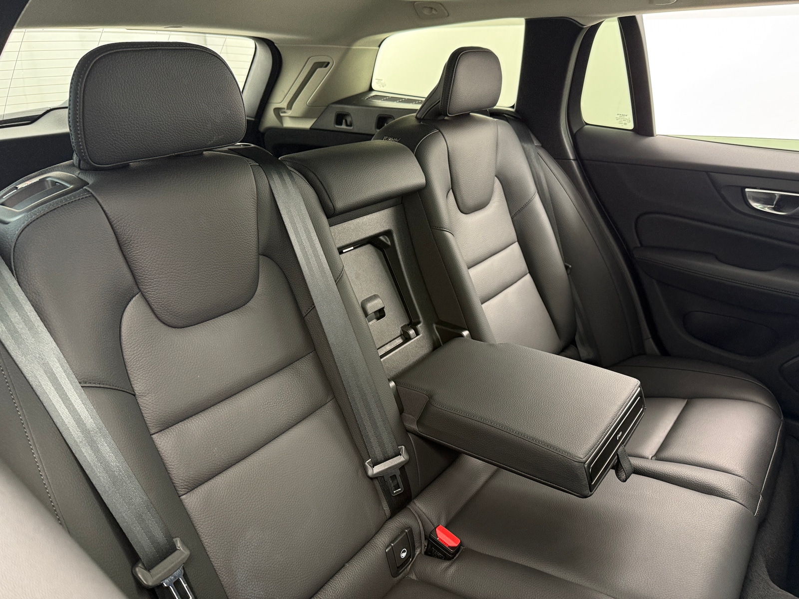 Thumbnail: 2025 Volvo V60 - 5