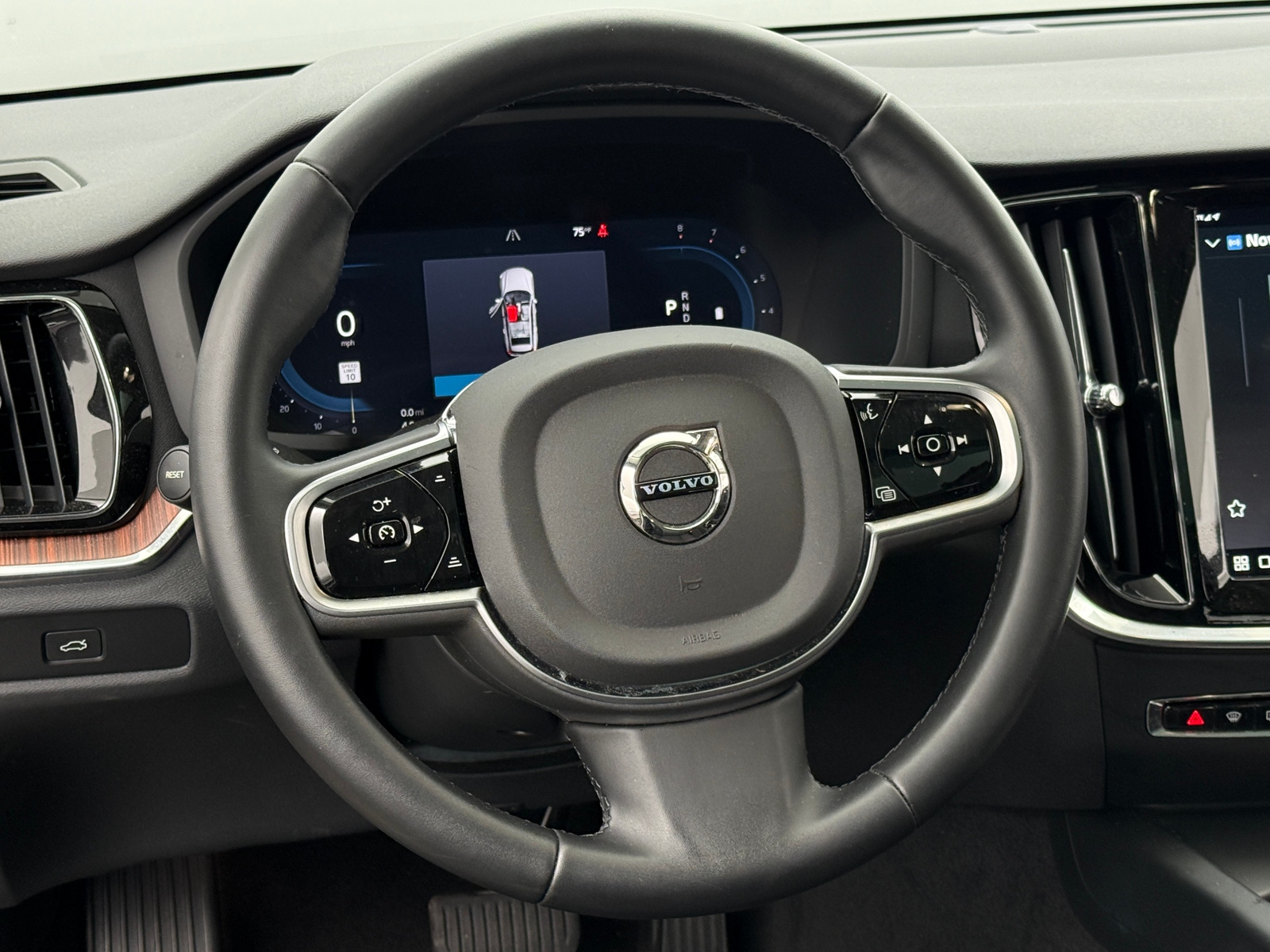 Thumbnail: 2025 Volvo V60 - 4