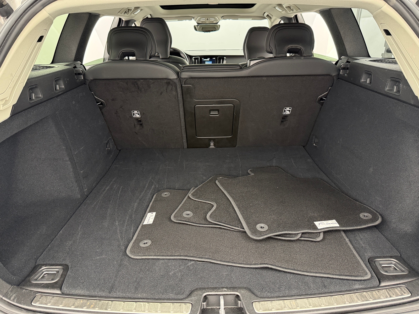 Thumbnail: 2025 Volvo V60 - 6