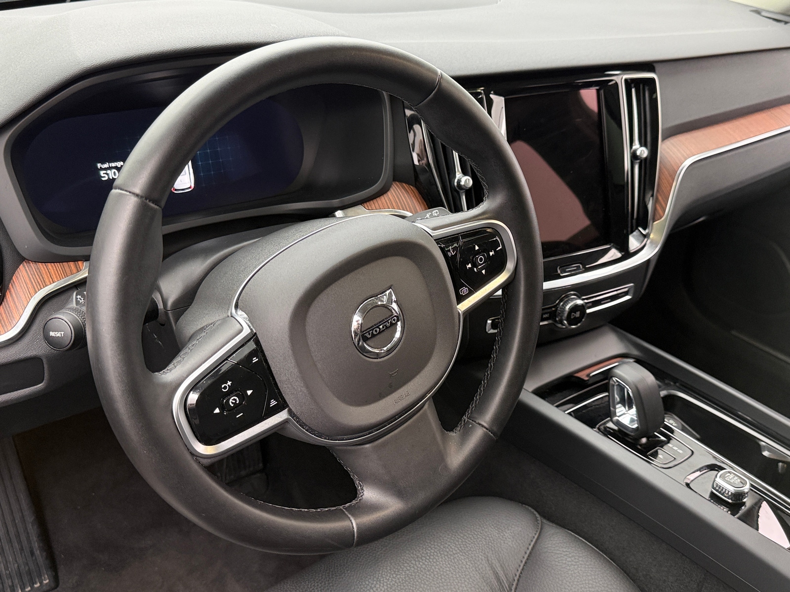 Thumbnail: 2025 Volvo V60 - 4