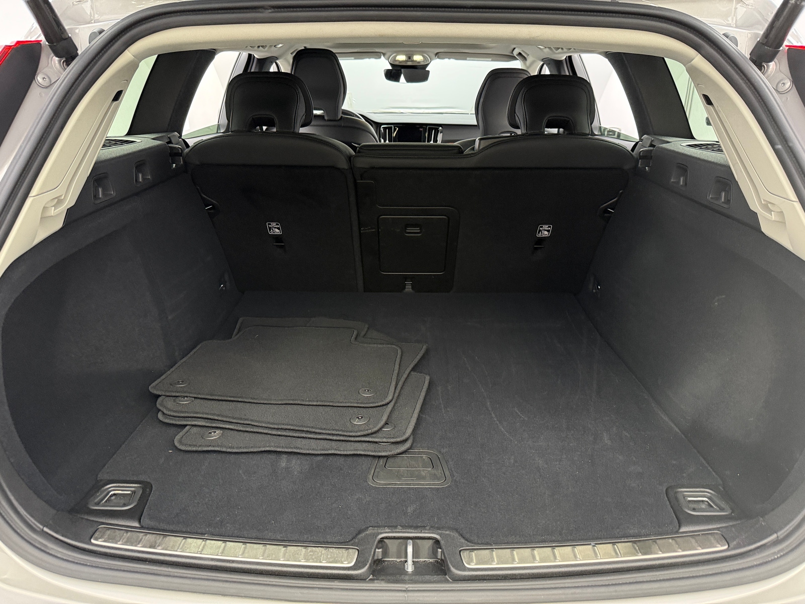 Thumbnail: 2025 Volvo V60 - 6