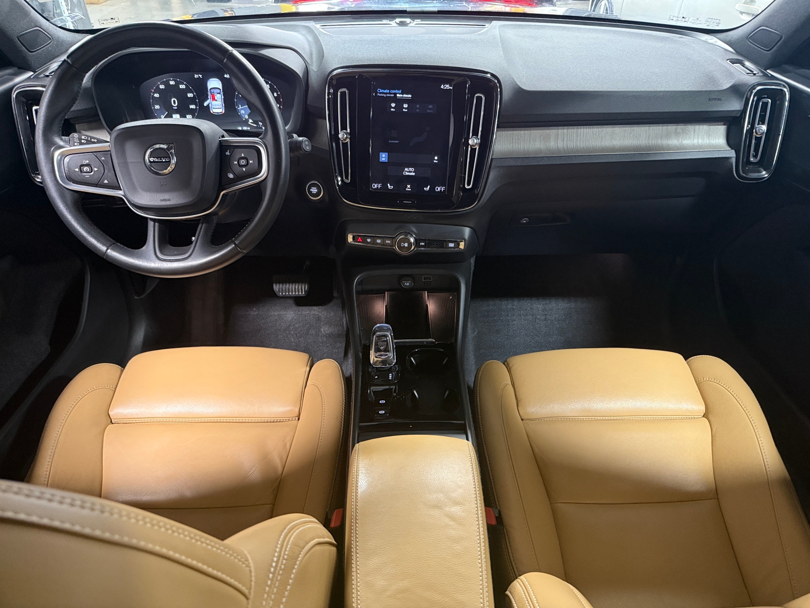 Thumbnail: 2020 Volvo XC40 - 2