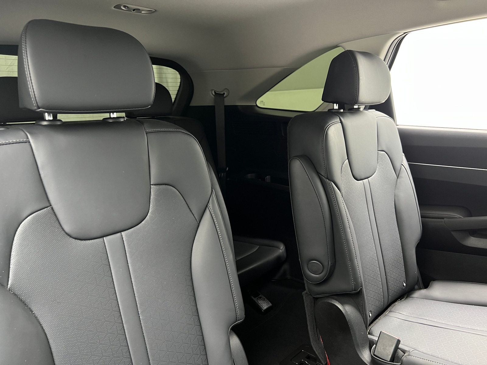 Thumbnail: 2023 Kia Sorento - 5