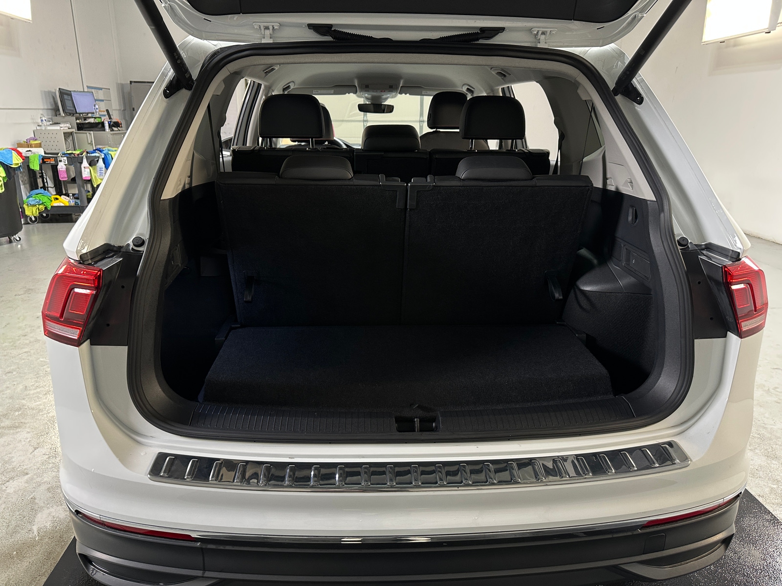 Thumbnail: 2024 Volkswagen Tiguan - 6