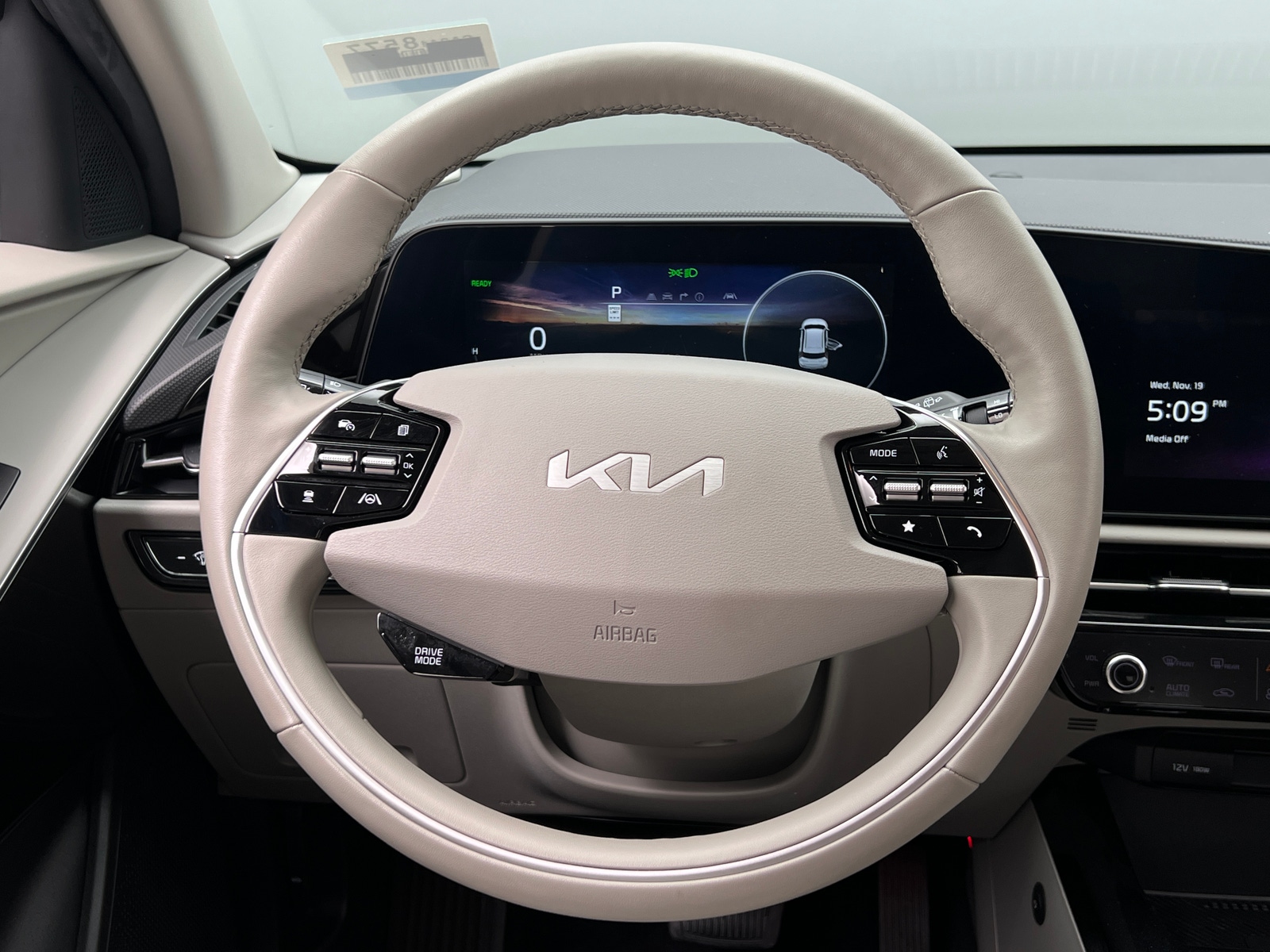 Thumbnail: 2023 Kia Niro - 4