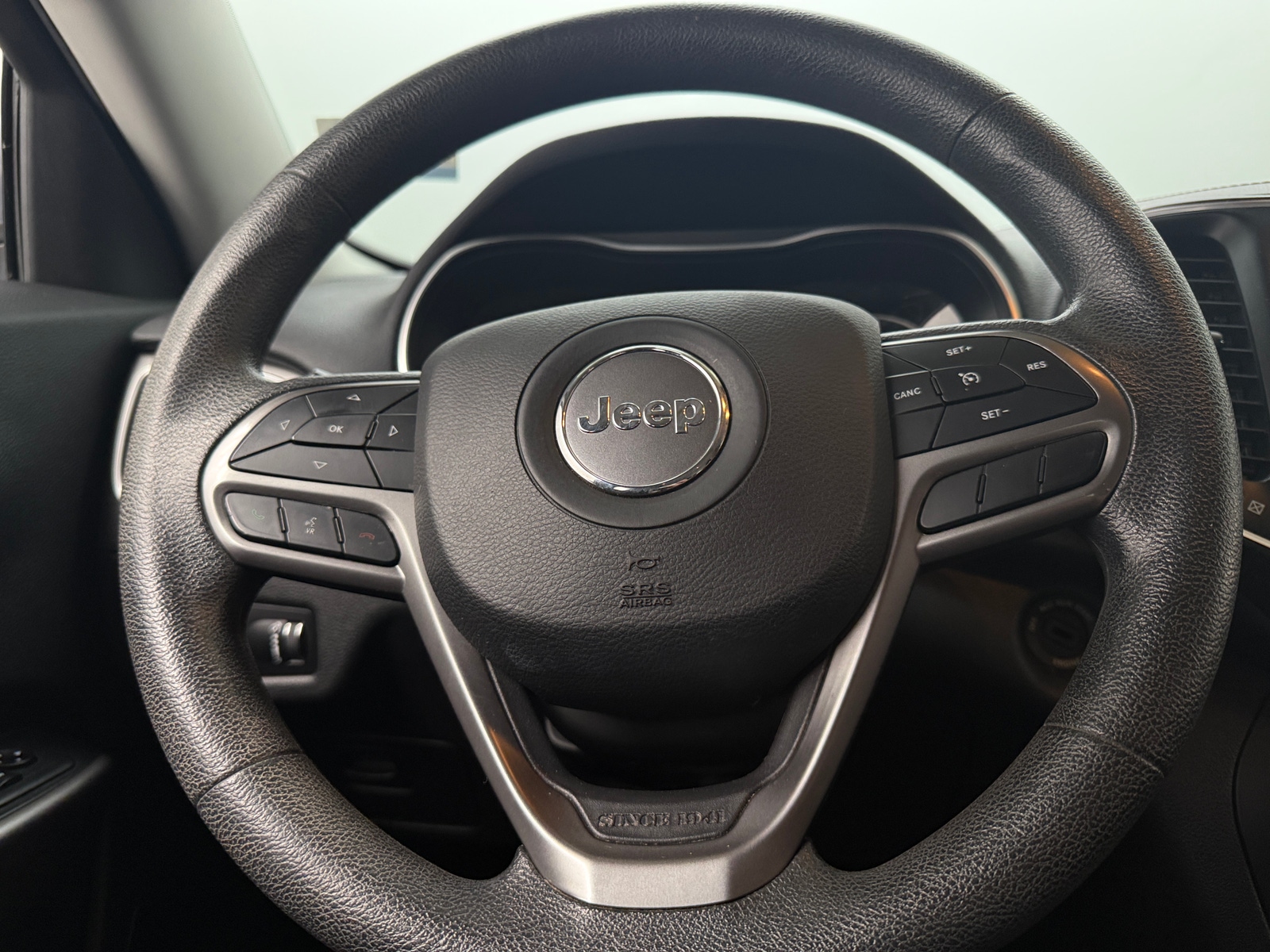 Thumbnail: 2019 Jeep Cherokee - 5