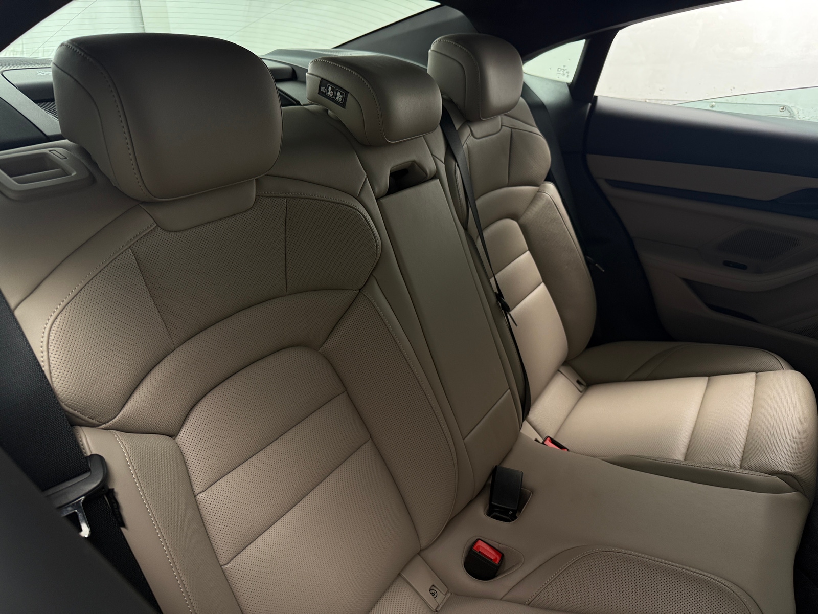 Thumbnail: 2023 Porsche Taycan - 5