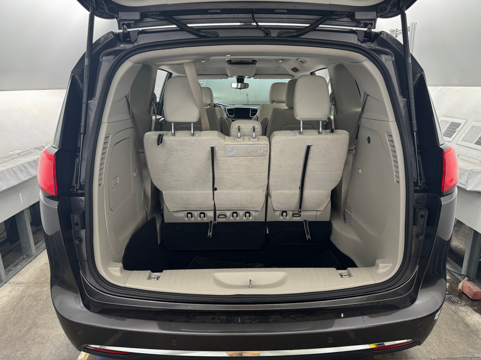 Thumbnail: 2018 Chrysler Pacifica - 7