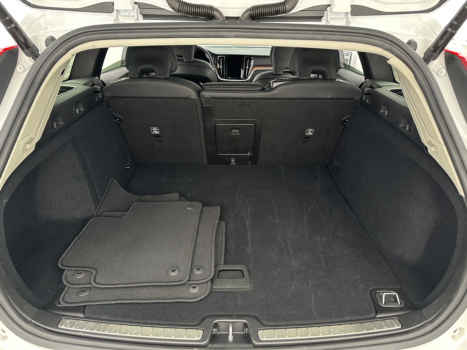 Thumbnail: 2025 Volvo V60 - 6