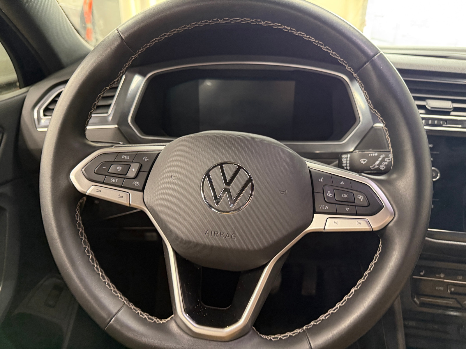 Thumbnail: 2022 Volkswagen Tiguan - 4