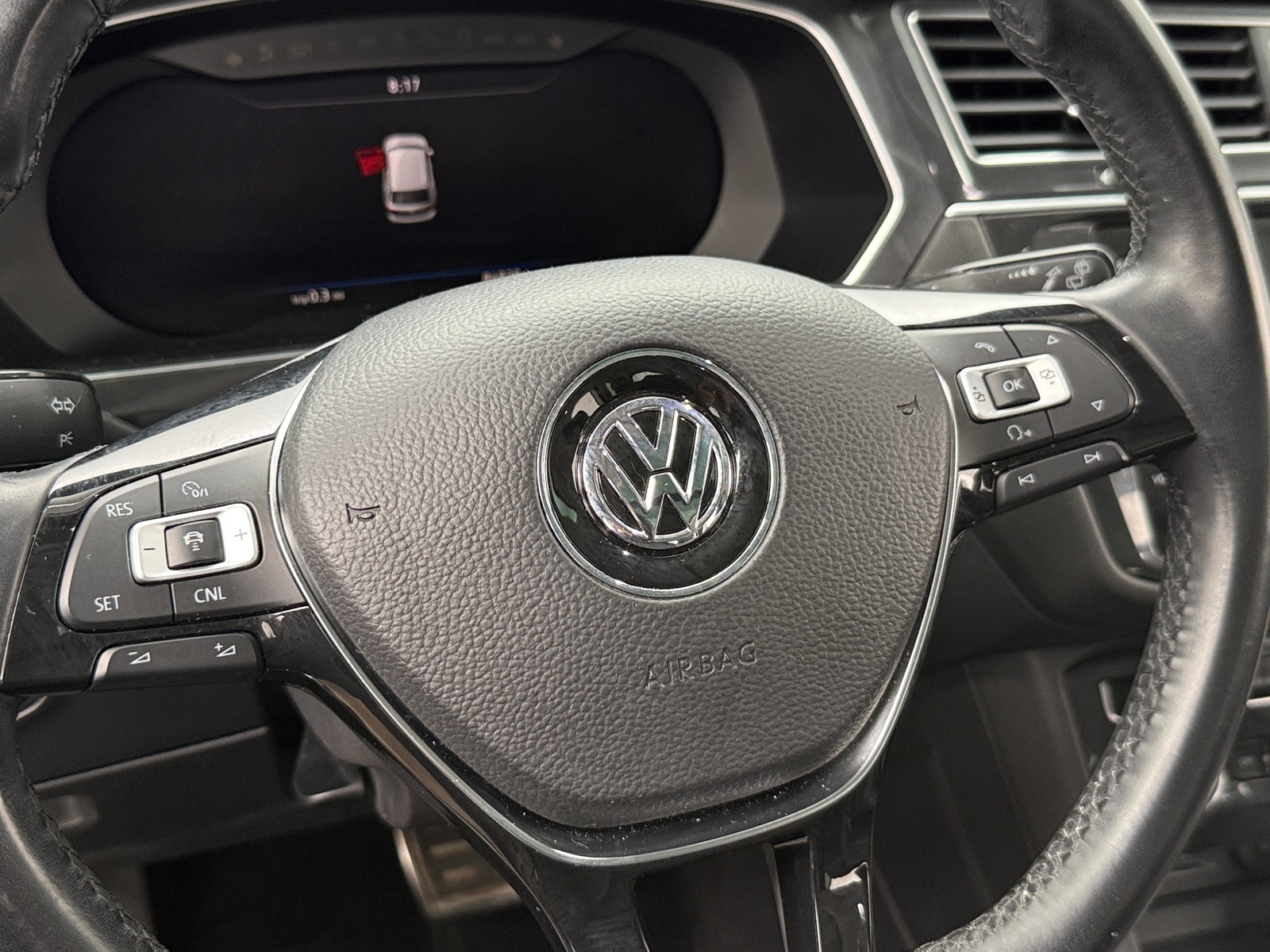 Thumbnail: 2018 Volkswagen Tiguan - 4