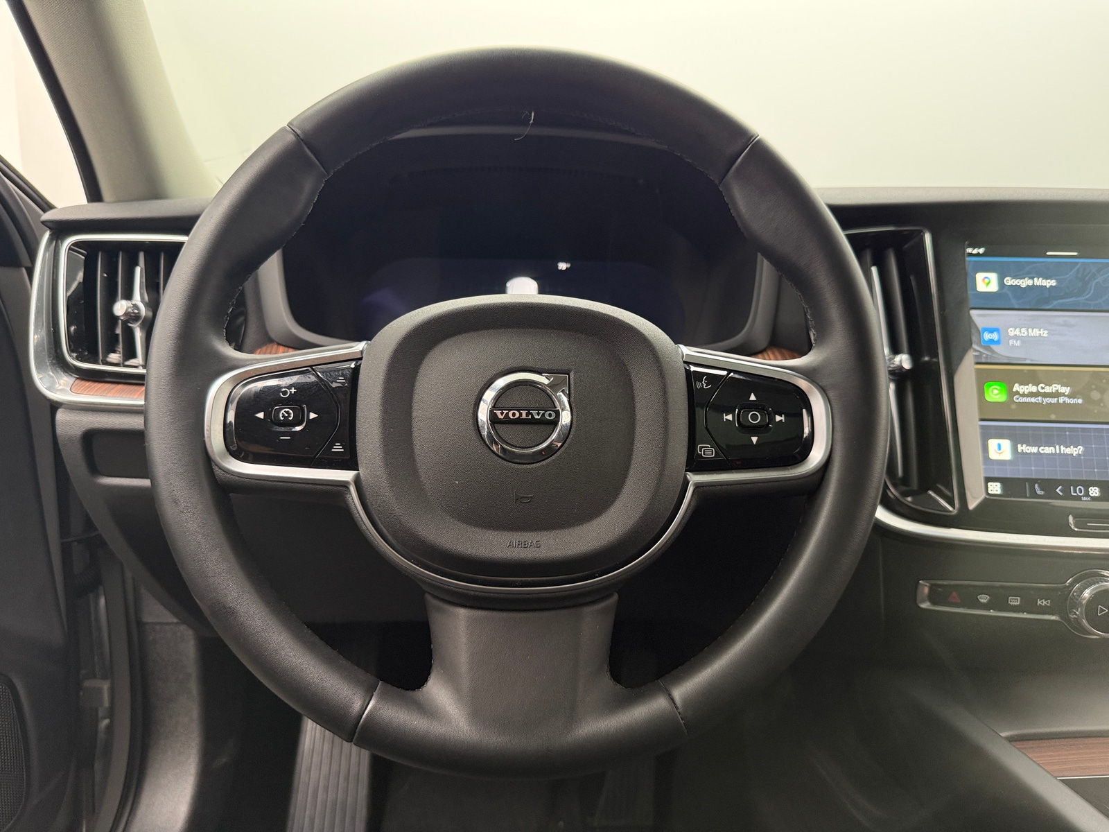 Thumbnail: 2025 Volvo V60 - 4